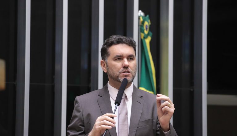 Câmara aprova em segundo turno a PEC do corte de gastos; texto segue para o Senado