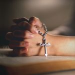 Cinco maneiras de afastar energias negativas e abrir novas possibilidades.