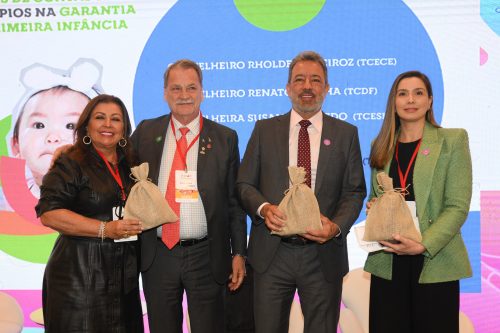 Conselheiro do Tribunal de Contas do DF expõe realidade da violência contra crianças no Brasil durante encontro nacional sobre a primeira infância.