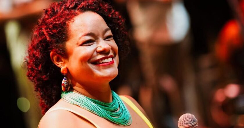 Show de Carol Nogueira no Juscelino Bar e Restaurante com happy hour prolongado.