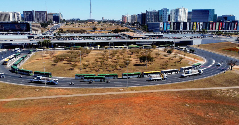 Ibaneis firma compromisso de ampliar frota de ônibus e garantir gratuidade até 2025