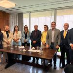 Jorge Vianna e Manuel Neri mantêm enfermeiros informados sobre andamento da PEC 19 no Senado.