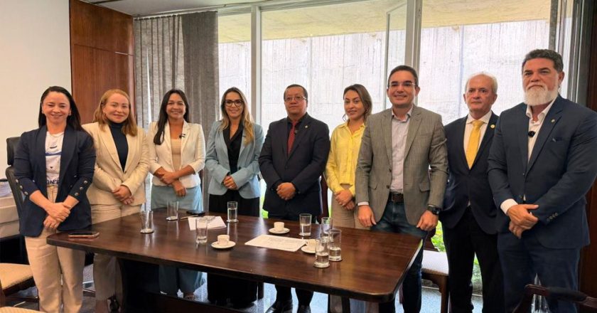 Jorge Vianna e Manuel Neri mantêm enfermeiros informados sobre andamento da PEC 19 no Senado.