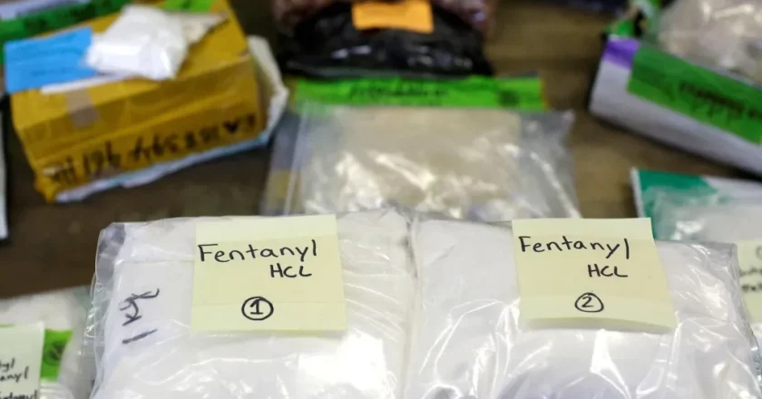 Cortes de Trump são alvo de severas críticas por acentuar a crise do fentanil nos Estados Unidos