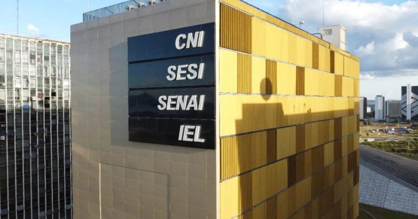 Indústria enfrenta crise de confiança, alcançando o ponto mais baixo desde 2020