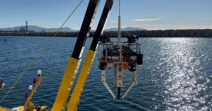 Alemanha cria robô inteligente capaz de coletar 250 quilos de resíduos subaquáticos