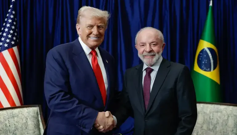 Trump exalta Lula em frente a Flávio e desmantela estratégia bolsonarista de atacar governo com apoio da Casa Branca