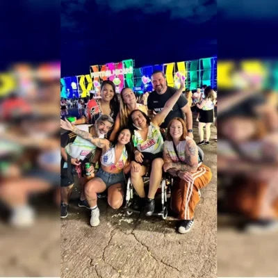 Paciente em tratamento de câncer realiza sonho e é levada de ambulância a festival no DF