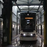 Škoda apresenta bondes autônomos em funcionamento em armazém na Alemanha