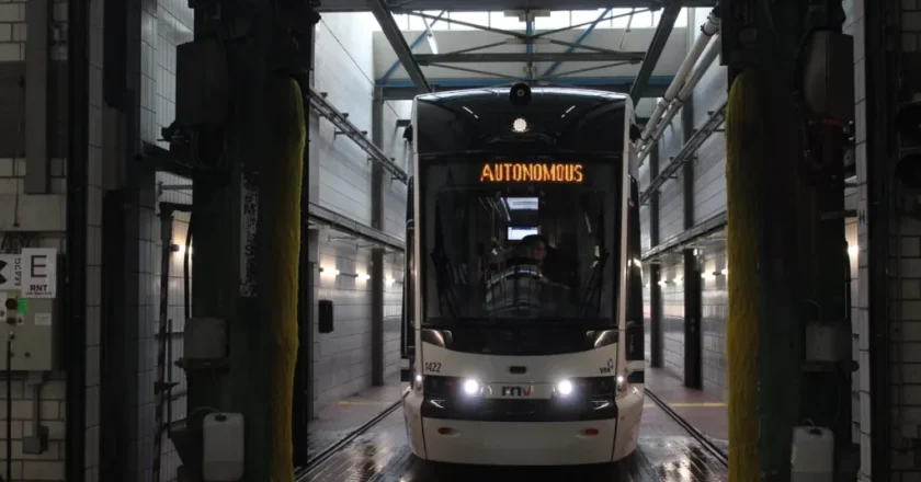 Škoda apresenta bondes autônomos em funcionamento em armazém na Alemanha