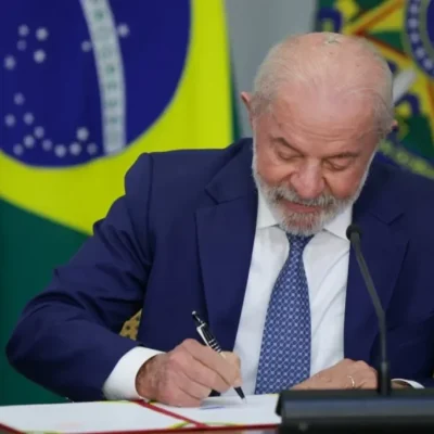 Lula estabelece diretrizes para a regulação das grandes empresas de tecnologia no Brasil