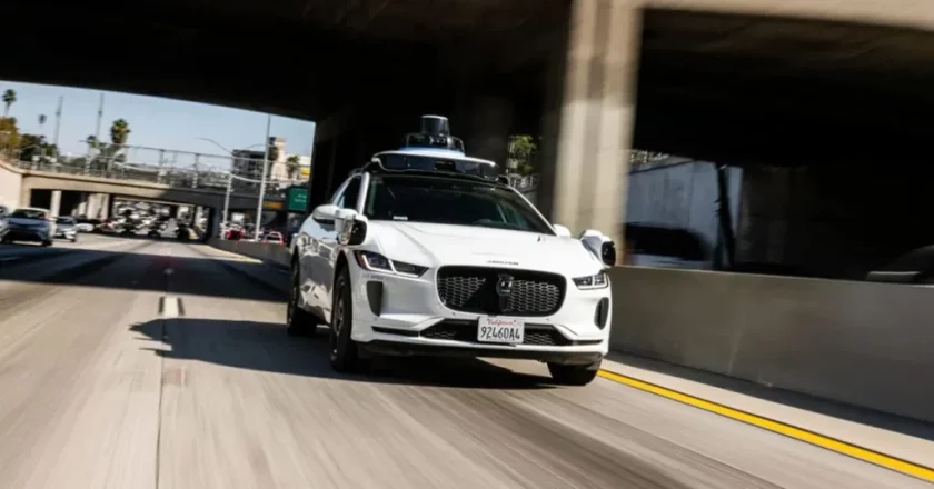 Waymo inicia recall de 3.791 robotáxis após incidente com enchente no Texas