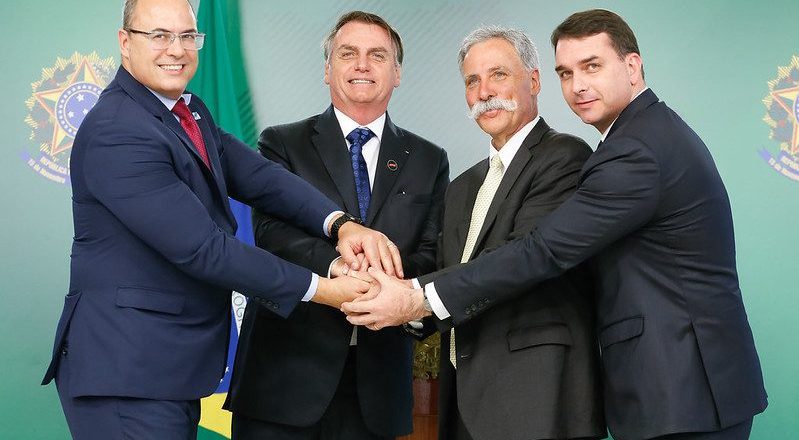 Flavio Bolsonaro desdenha da herança fiscal paterna e afirma que Lula é mais devastador que um conflito armado