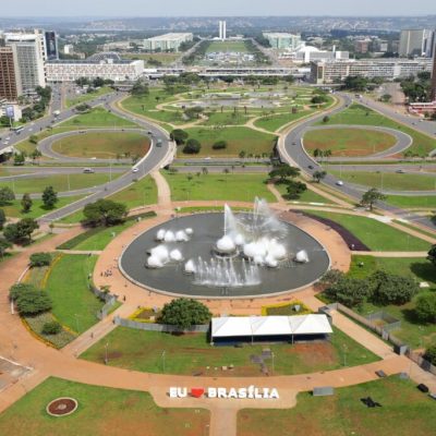 Descubra o funcionamento dos ônibus de turismo e dos pontos de informação em Brasília