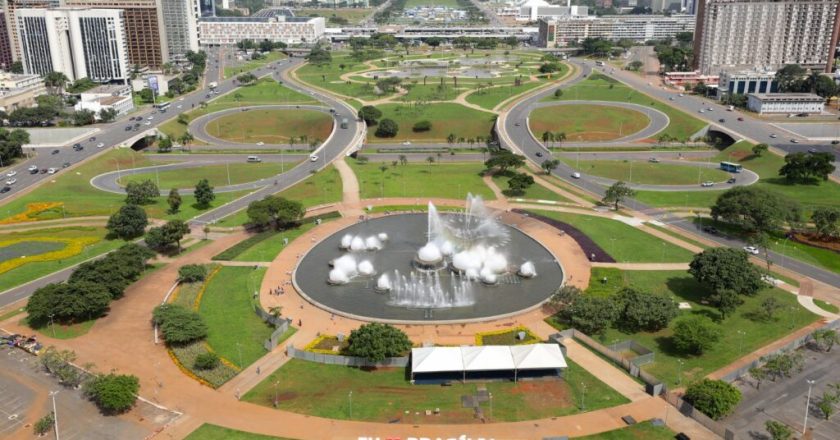 Descubra o funcionamento dos ônibus de turismo e dos pontos de informação em Brasília