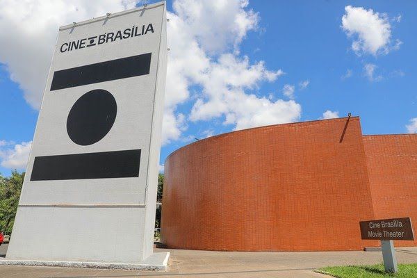 Cine Brasília enfrenta risco de fechamento devido a falta de recursos; atrasos nos repasses geram apreensão na administração