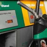 Brasil aumenta percentual de etanol na gasolina para 32%, enquanto mantém tarifas sobre etanol dos EUA.