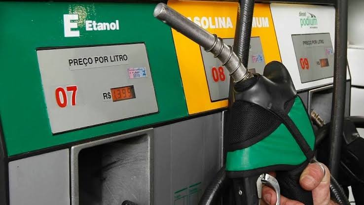 Brasil aumenta percentual de etanol na gasolina para 32%, enquanto mantém tarifas sobre etanol dos EUA.
