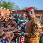 Ibrahim Traoré quebra laços com a França e confronta a estrutura tradicional no Sahel