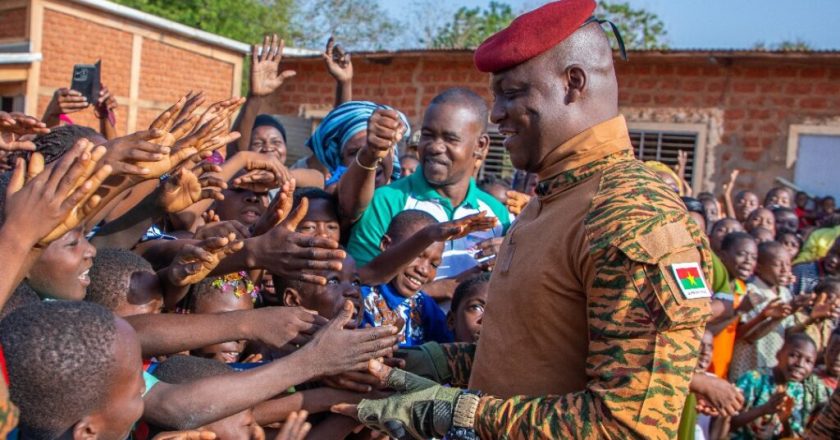 Ibrahim Traoré quebra laços com a França e confronta a estrutura tradicional no Sahel
