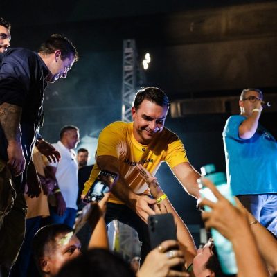 Flávio Bolsonaro faz declarações falsas sobre as urnas para diplomatas internacionais