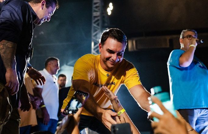 Flávio Bolsonaro faz declarações falsas sobre as urnas para diplomatas internacionais