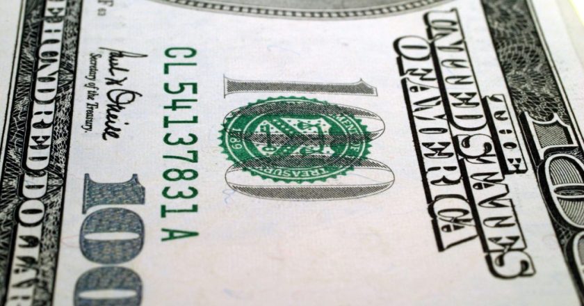 Dólar encerra o dia em alta, atingindo R$ 5,22, sob influência de conflitos no Oriente Médio