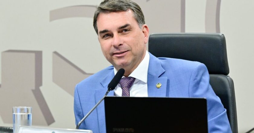 Flávio solicita ao TSE permissão para empregar IA sem consentimento — resultado será divulgado nesta quarta-feira