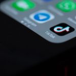 TikTok fecha vulnerabilidade descoberta por IA gratuita que permitia acesso remoto à câmera e fotos do celular