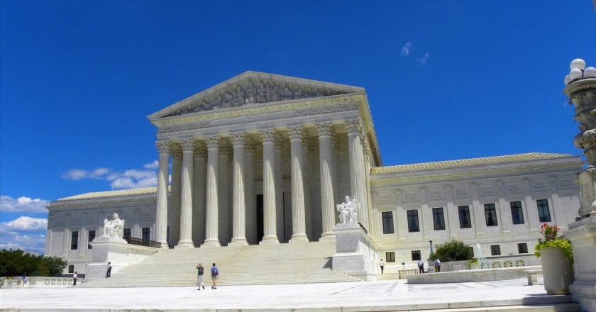 Trump perde na Suprema Corte e mantém cerco ao voto