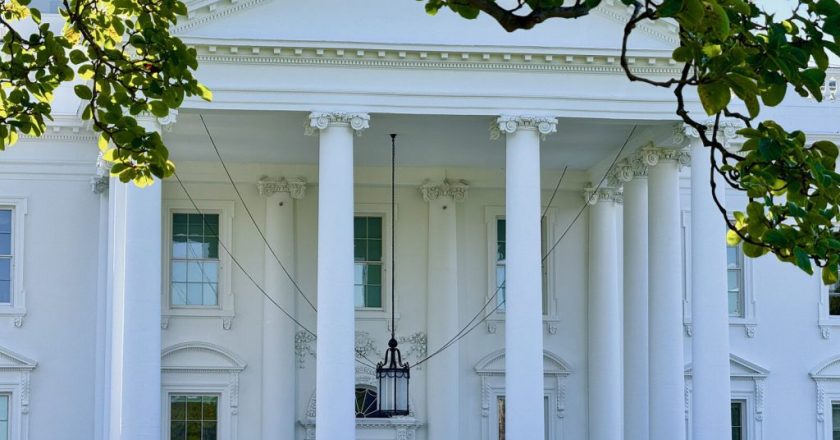 Trump considera reativar confronto com o Irã após as eleições nos EUA, segundo Axios.