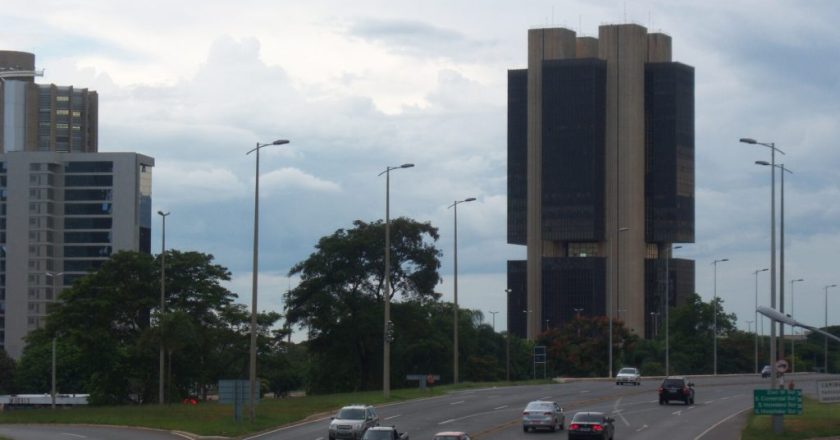 Inadimplência no cartão de crédito atinge 449,4% ao ano após novo reajuste da taxa rotativa