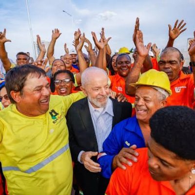 Desemprego se mantém em 5,3% sob Lula, enquanto Brasil alcança recorde em ocupação laboral