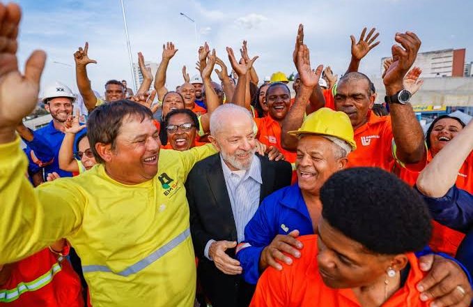 Desemprego se mantém em 5,3% sob Lula, enquanto Brasil alcança recorde em ocupação laboral