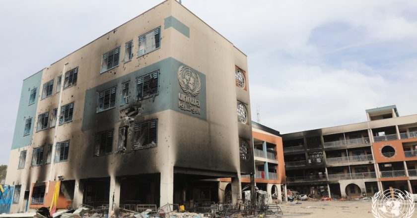 Ataque de drone israelense atinge escola para deslocados em Gaza