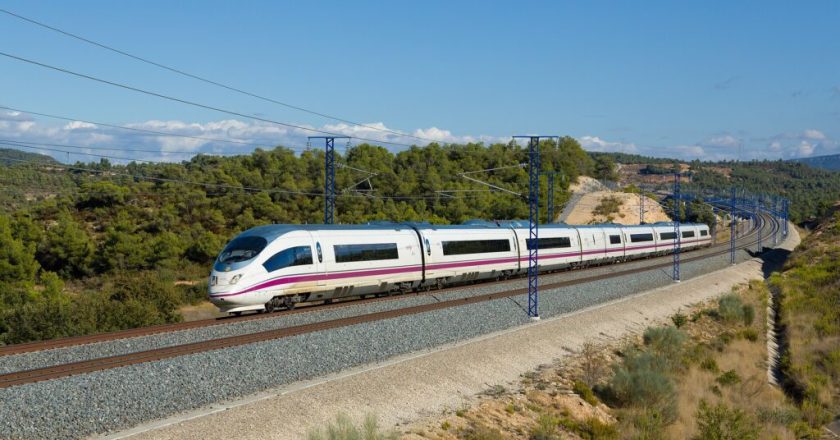 Acidente ferroviário na Espanha resulta em 68 mortes e levanta preocupações sobre segurança do trem-bala